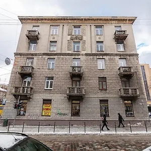 з балконом і парковкою Львов